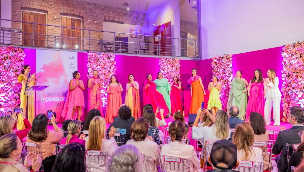 Desfile re&uacute;ne pacientes pela conscientiza&ccedil;&atilde;o do c&acirc;ncer de mama