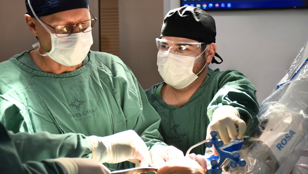 Santa Casa realiza primeira cirurgia ortop&eacute;dica rob&oacute;tica