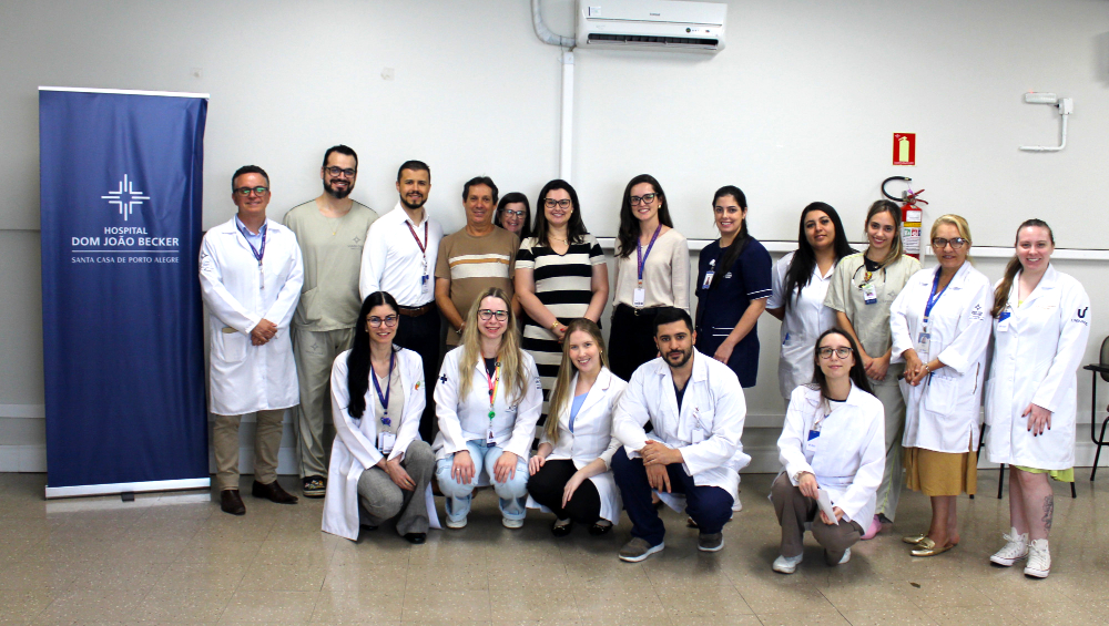 Do AVC ao reencontro: Jair Santos visita equipe do Hospital Dom Jo&atilde;o Becker