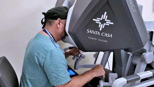 Santa Casa atinge marca de 50 cirurgias rob&oacute;ticas pedi&aacute;tricas