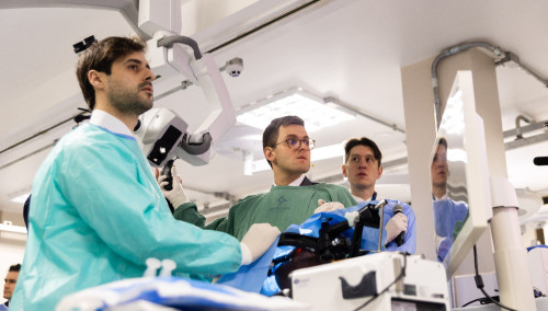 Curso de cirurgia da base craniana re&uacute;ne especialistas de 5 pa&iacute;ses na Santa Casa